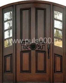 Входная арочная дверь c боковым остеклением и массивом АР-37, цена 165 000  руб.